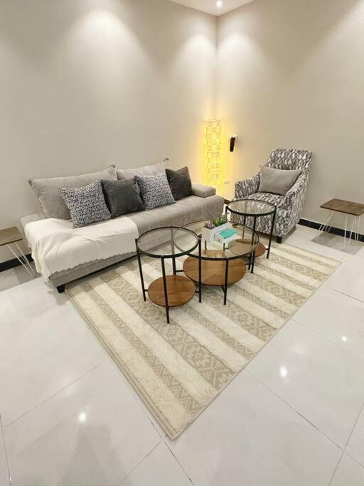 Apartment Blvd With Side Entrance *